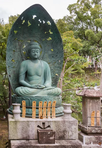 绿色沉思佛像在黑谷佛教寺庙. — 图库照片