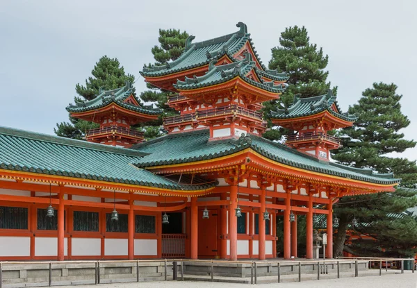 Laterale weergave op pavillion bij Heian heiligdom. — Stockfoto