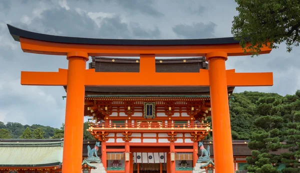 Stora Torii framför Fushimi Inari Taisha Shintotempel. — Stockfoto