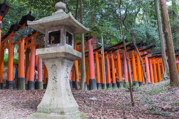 Tusentals Torii skapa sökvägen på Fushimi Inari Taisha Shinto Sh — Stockfoto