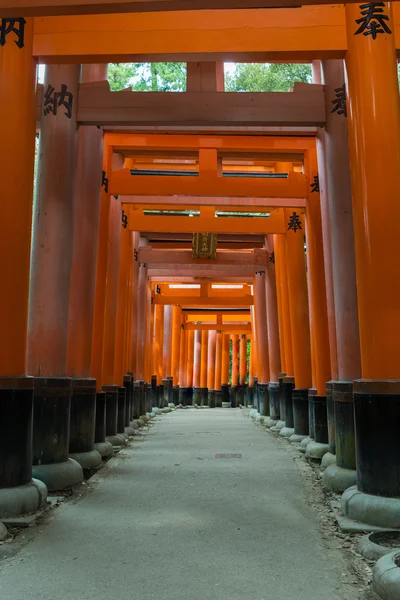 Regardez à travers plusieurs torii à Fushimi Inari Taisha Shinto Shrin — Photo