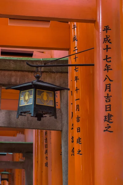 Schwarz-goldene Laterne zwischen torii bei fushimi inari taisha shint — Stockfoto