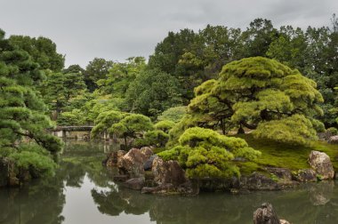 Nijo kale Ninomaru Garden'da ile köprü görünümü.