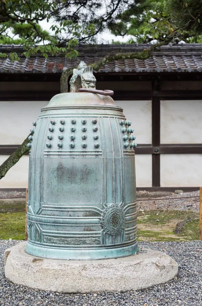 Grande cloche historique au château de Nijo . — Photo