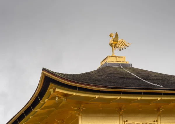 Toit et Phoenix au Temple d'Or de Kinkaku-ji . — Photo