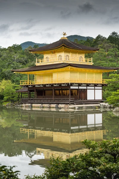 Portrait of Golden Temple of Kinkaku-ji reflected in pond — Stockfoto