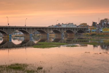 Madurai Bridge'de üzerinde turuncu sabah gökyüzü.