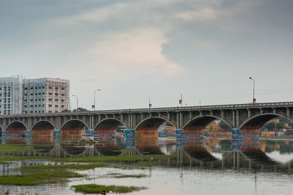 Brücke der Autobahn 85 über den Fluss Vaigai in Madurai. — Stockfoto