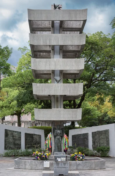 对调动学生的广岛纪念塔. — 图库照片