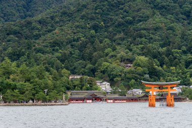 Itsukuşima Shinto tapınak önünde ikonik yakın.