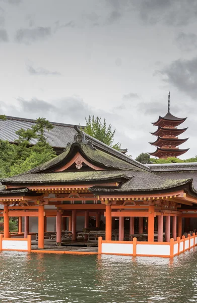 Part of itsukushima Shinto Shrine barely above sea level. — Stockfoto