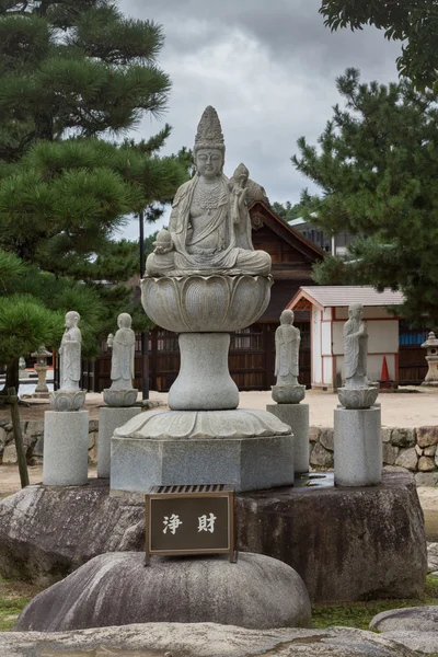 Daiganji 불교 사원 밖에 서 콴 음과 동상. — 스톡 사진