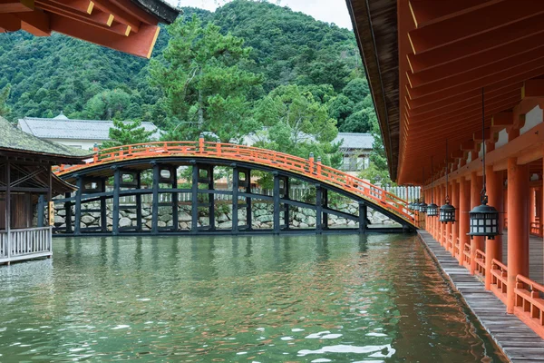 Bridge and vermilion halls at itsukushima Shinto Shrine. — Stockfoto