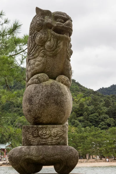 Estatua de piedra marrón de monstruo en itsukushima santuario sintoísta . — Foto de Stock