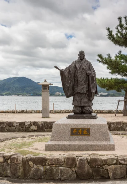 雕像的平宫岛岛上的没有清盛. — 图库照片