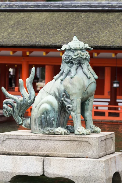 Closed mouth lion at itsukushima Shinto Shrine. — ストック写真