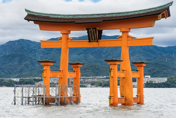 The historic and famous Torii of Itsukushima Shinto Shrine. — Stockfoto