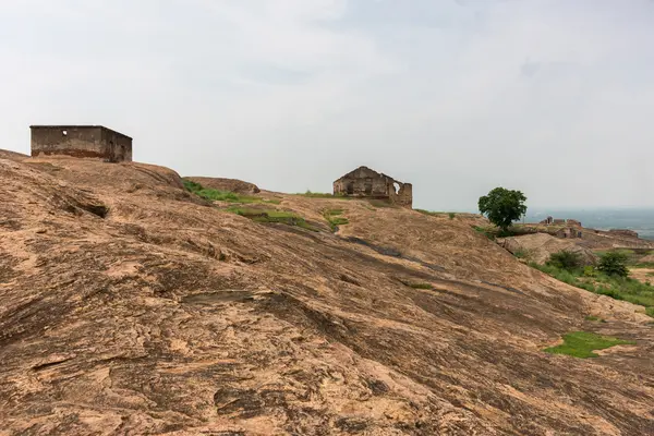 Боулдерская равнина внутри исторического форта Диндигул Рок . — стоковое фото