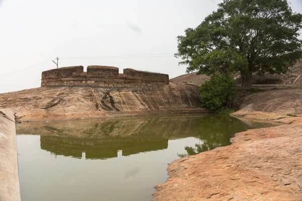 Штучну водойму в Форт Dindigul рок. — стокове фото