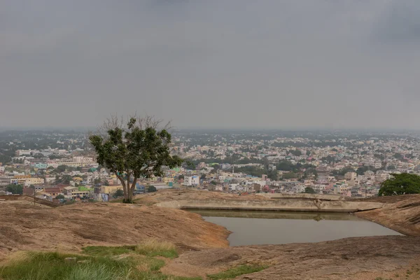 Blick auf die dindigul Stadt von der Spitze der Felsenfestung. — Stockfoto
