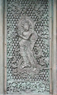 Müzisyen Todai-ji Tapınağı'nda tarihi sekizgen fener üzerinde.