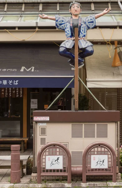 Japonés sushi Chef maniquí colgando en un poste . — Foto de Stock