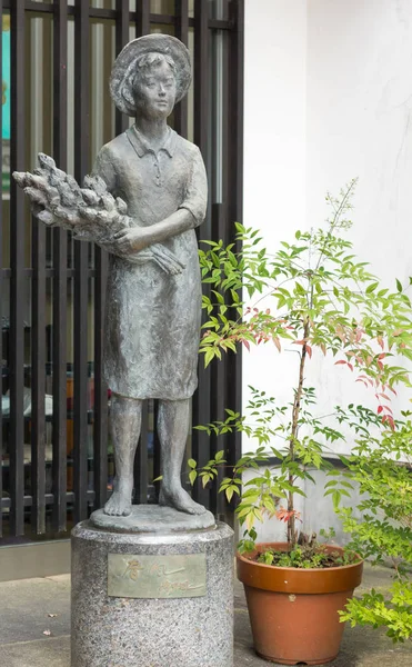 Bronze statue of Girl with Flowers in Takayama. — Stock Photo, Image