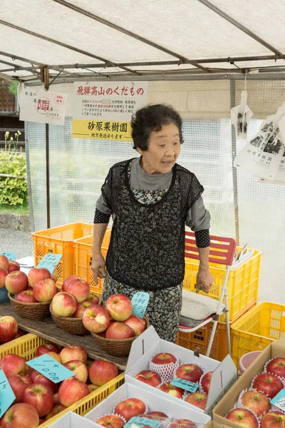 Vendeuse de rue japonaise fait la promotion de ses pommes , — Photo