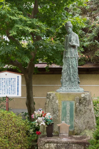 在花园的 Hikakokubun-佛教寺观音雕像. — 图库照片
