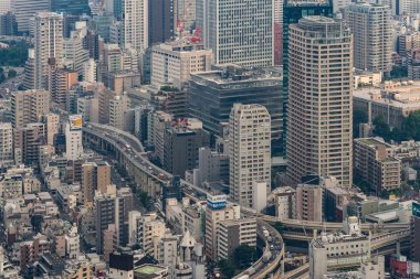 Tokyo highrise binalar arasında karayolu kıvrımlı.