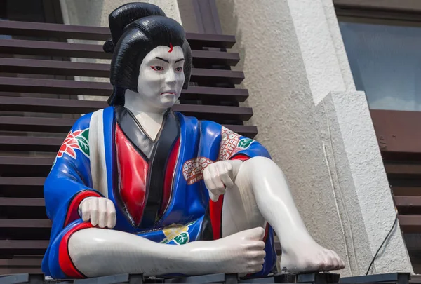 Beyaz yüz kukla Tokyo'da oturur. — Stok fotoğraf