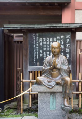 Senso-ji Budist tapınağı'nda genç Bodhisattva heykeli.