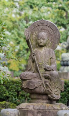 Bodhisattva Senso-ji Budist tapınağı'nda oturan taş heykel.
