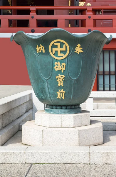 Giant vas med hakkors på buddhistiska templet Senso-ji. — Stockfoto