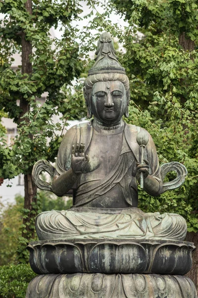 朱雀 Bosatsu 雕像在浅草寺佛教寺庙. — 图库照片