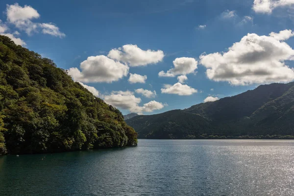 Lake Ashi onder blauwe luchten en witte wolken. — Stockfoto