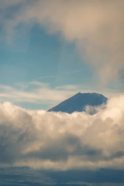 Retrato do monte Fuji cume espreitando através de nuvens . — Fotografia de Stock