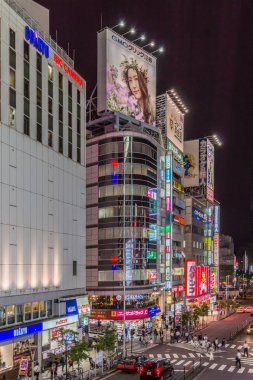 Shinjuku station Caddesi'nde alışveriş gece fotoğraf.