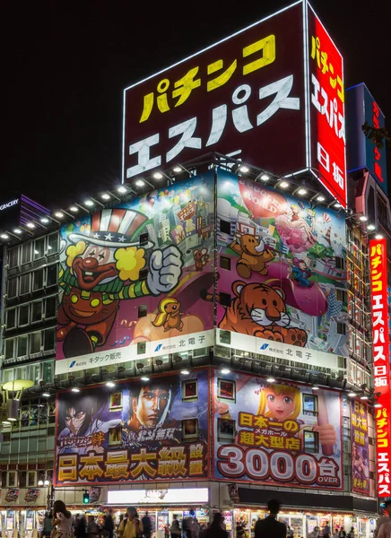 Foto nocturna de esquina con carteles gigantes en Shinjuku . — Foto de Stock