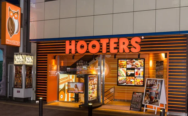 Νυχτερινή Φωτογραφία από εστιατόριο Hooters σε Σιντζούκου. — Φωτογραφία Αρχείου