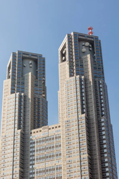 Top van Tokyo Metropolitan regering gebouw. — Stockfoto