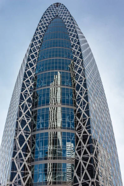 Крупный план здания Cocoon отражает другие небоскребы . — стоковое фото