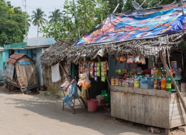 Perakendeci Caddesi boyunca harap booth ile.