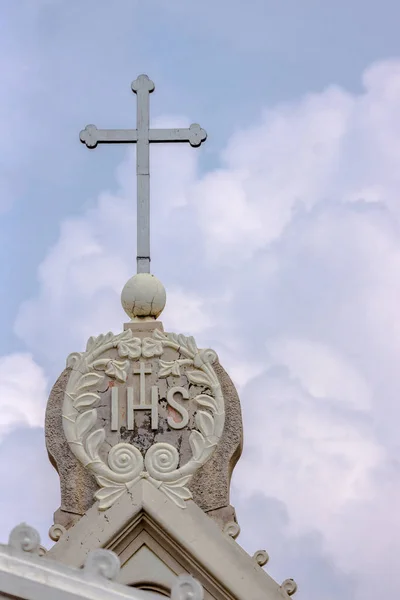 Närbild av Jesuit symbol och kors på kyrkan i Dindigul. — Stockfoto