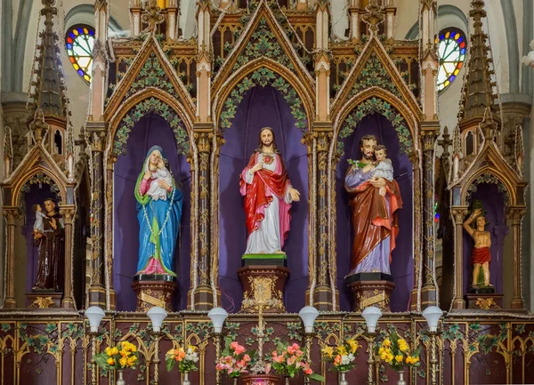 Os grandes redos atrás do altar na Igreja de Dindigul . — Fotografia de Stock