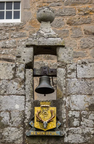 Glocke und Wappen auf der Burg Kuhdor. — Stockfoto