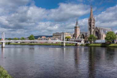 Kombinasyon atış iki kilise, köprü ve nehir Inverness.