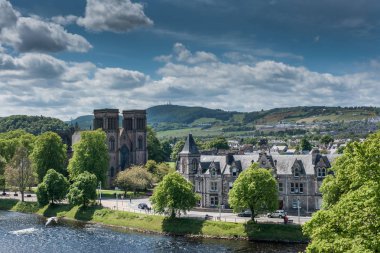 Hills Saint Andrews Katedrali ve Ness Nehri ile atış geniş.