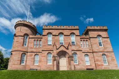Inverness Castle yeşil tepe üzerinde.