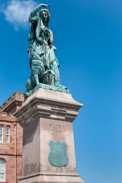 Flora Macdonald på piedestal staty i Inverness. — Stockfoto
